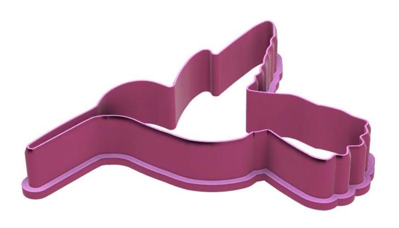 Puede incluir: Cortador de galletas con forma de colibr&iacute; de color magenta. El cortador es de pl&aacute;stico y tiene un contorno detallado de un colibr&iacute; en vuelo. El dise&ntilde;o incluye las alas, el pico y la cola del ave.