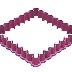 Puede incluir: Un cortador de galletas en forma de diamante de color magenta. El cortador tiene un borde festoneado, con una serie de columnas verticales redondeadas que forman los lados del diamante. Dise&ntilde;o sencillo y limpio, apto para hornear.