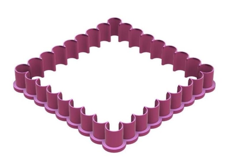 Puede incluir: Un cortador de galletas en forma de diamante de color magenta. El cortador tiene un borde festoneado, con una serie de columnas verticales redondeadas que forman los lados del diamante. Dise&ntilde;o sencillo y limpio, apto para hornear.