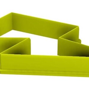 Puede incluir: Cortador de galletas verde lima con forma de rayo. El cortador tiene una base rectangular y lados angulados, creando un patr&oacute;n en zigzag. El dise&ntilde;o es simple y moderno, adecuado para hornear.