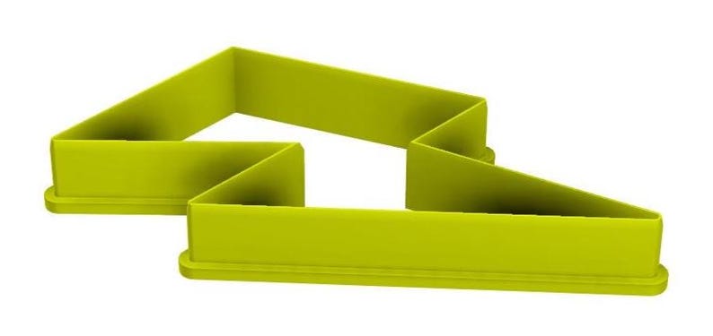 Puede incluir: Cortador de galletas verde lima con forma de rayo. El cortador tiene una base rectangular y lados angulados, creando un patr&oacute;n en zigzag. El dise&ntilde;o es simple y moderno, adecuado para hornear.