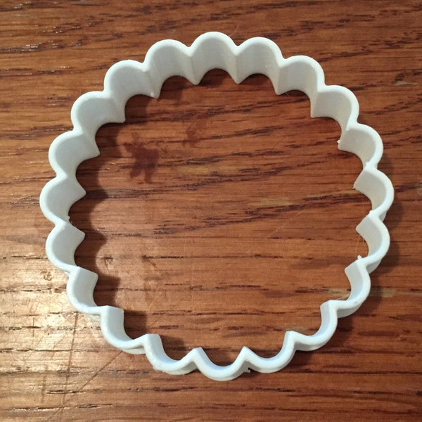 Scalloped circle cookie and fondant cutter