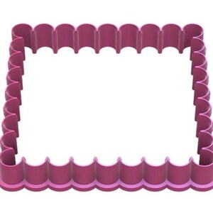 Puede incluir: Un cortador de galletas rectangular magenta con borde festoneado. El dise&ntilde;o del cortador presenta una serie de arcos redondeados a lo largo de su per&iacute;metro, creando un borde decorativo. El interior est&aacute; abierto, listo para dar forma a la masa.