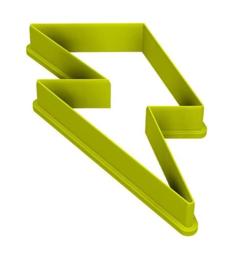 Puede incluir: Cortador de galletas en forma de rayo de color verde lima. El cortador es de pl&aacute;stico y tiene una base plana con un borde elevado. El dise&ntilde;o en zigzag es perfecto para crear galletas u otras golosinas con forma de rayo. Mide aproximadamente 10 cm.