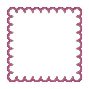 Puede incluir: Cortador de galletas cuadrado rosa con bordes festoneados. El cortador est&aacute; hecho de pl&aacute;stico y tiene un patr&oacute;n de ondas repetidas alrededor del per&iacute;metro. El centro est&aacute; abierto, lo que permite retirar f&aacute;cilmente la masa cortada.