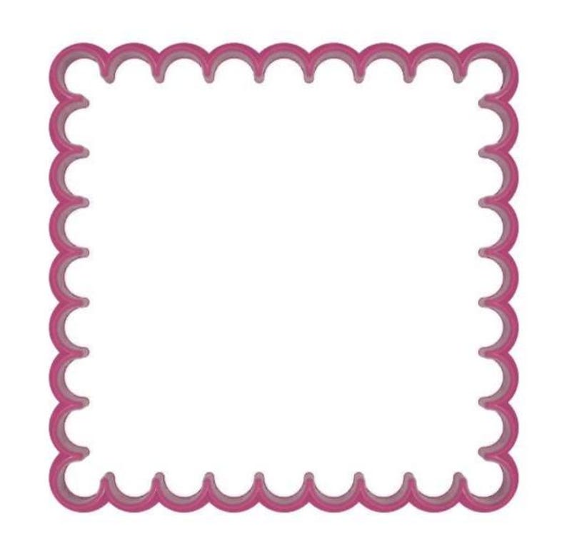 Puede incluir: Cortador de galletas cuadrado rosa con bordes festoneados. El cortador est&aacute; hecho de pl&aacute;stico y tiene un patr&oacute;n de ondas repetidas alrededor del per&iacute;metro. El centro est&aacute; abierto, lo que permite retirar f&aacute;cilmente la masa cortada.