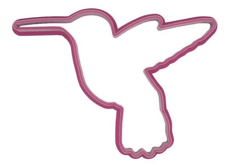 Puede incluir: Un cortador de galletas en forma de colibr&iacute; rosa. El cortador est&aacute; hecho de un material s&oacute;lido y liso y presenta un contorno detallado de un colibr&iacute; en vuelo. El dise&ntilde;o incluye las alas, el pico y la cola del ave.