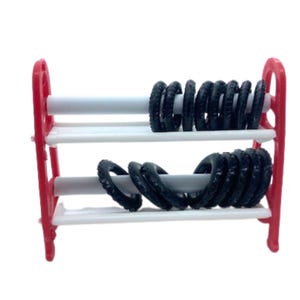 Puede incluir: Un &aacute;baco rojo y blanco con dos filas de anillos negros. El &aacute;baco tiene un marco rojo y barras horizontales blancas que sostienen los anillos negros, dise&ntilde;ado para contar y matem&aacute;ticas b&aacute;sicas.