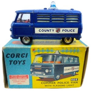 Furgoneta policial Corgi Commer vintage de los años 60. Juguete de colección. Fabricada en Inglaterra.