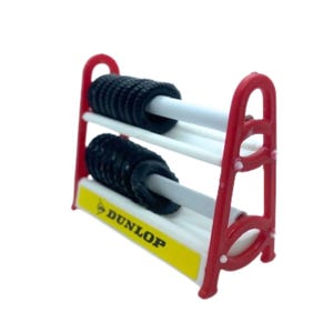Puede incluir: Un estante rojo y blanco que sostiene dos modelos de neum&aacute;ticos negros. El estante tiene un letrero amarillo con la palabra "DUNLOP" impresa. El estante es de pl&aacute;stico y tiene un dise&ntilde;o sencillo.