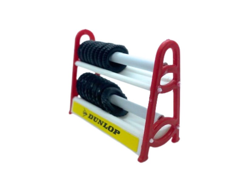 Puede incluir: Un estante rojo y blanco que sostiene dos modelos de neum&aacute;ticos negros. El estante tiene un letrero amarillo con la palabra "DUNLOP" impresa. El estante es de pl&aacute;stico y tiene un dise&ntilde;o sencillo.