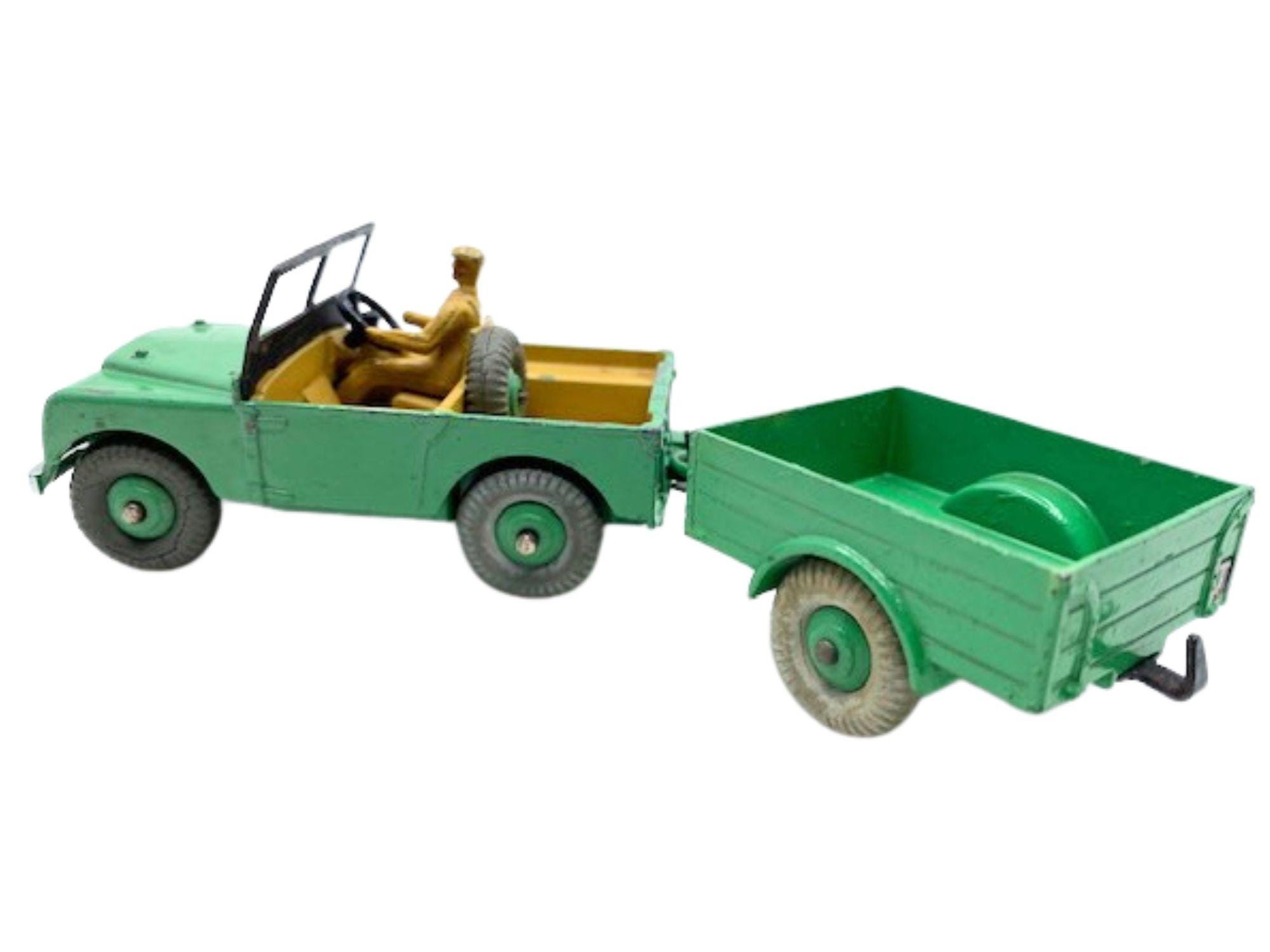 1950年代のヴィンテージディンキーランドローバーとトレーラー