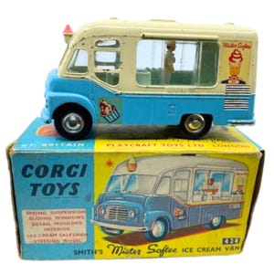 Puede incluir: Un modelo vintage de furgoneta de helados Corgi Toys, con una combinación de colores azul y crema. La furgoneta de juguete se encuentra sobre su caja original, que muestra el logotipo de "Mister Softee" y detalles adicionales. El modelo incluye un interior detallado y un vendedor de helados en miniatura.