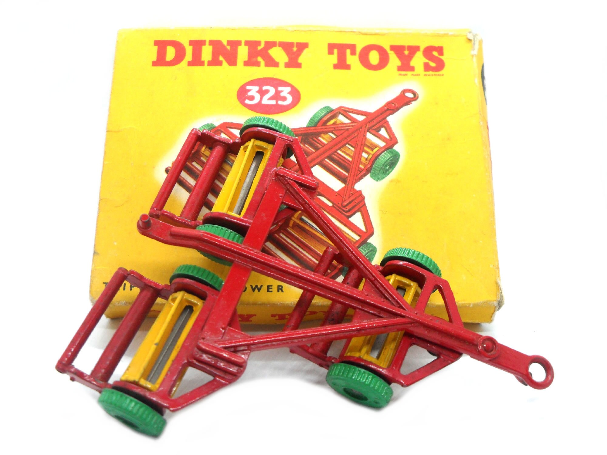 1950 年代のビンテージ Dinky 323 トリプルギャング芝刈り機