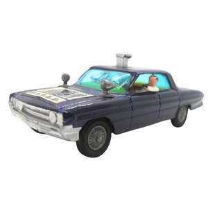 Puede incluir: Un coche de juguete azul con un diseño blanco y negro en el capó. El coche tiene una luz en el techo y una figura de una persona en el asiento del conductor.