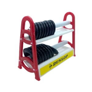Puede incluir: Un peque&ntilde;o estante rojo y blanco que sostiene dos neum&aacute;ticos negros. El estante tiene un letrero amarillo con la palabra "DUNLOP" impresa. Los neum&aacute;ticos son negros y tienen un dibujo acanalado.