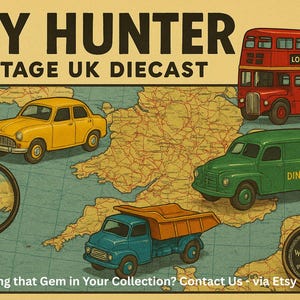 Puede incluir: Ilustraci&oacute;n de veh&iacute;culos de juguete diecast brit&aacute;nicos vintage, incluyendo un coche amarillo, un autob&uacute;s rojo de dos pisos, una furgoneta verde y un cami&oacute;n azul, sobre un fondo de mapa. El texto "TOY HUNTER" y "VINTAGE UK DIECAST" se muestra en la parte superior.