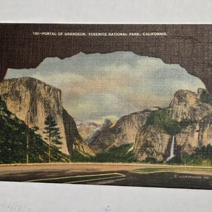 Könnte beinhalten: Vintage Postkarte mit einer malerischen Ansicht des Yosemite-Nationalparks, Kalifornien. Das Bild zeigt hoch aufragende Felsformationen, einen Wasserfall und einen Blick auf den Himmel. Der Text lautet "110 - Portal of Grandeur, Yosemite National Park, California."