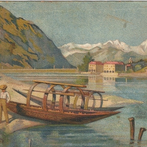 Puede incluir: Una postal vintage que representa una escena de lago con una cordillera de montañas en el fondo. La postal muestra un barco de madera con una cubierta en la orilla del lago. Dos figuras están de pie cerca del barco, y una tercera figura está sentada en el suelo. La postal tiene el texto "No. 1. 190..." impreso en la esquina inferior derecha.