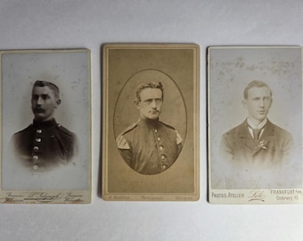 Fotografie in formato CDV di fine 1800 - inizio 1900, militari tedeschi, giovani uomini in fotografia in bianco e nero, immagini su cartoncino.