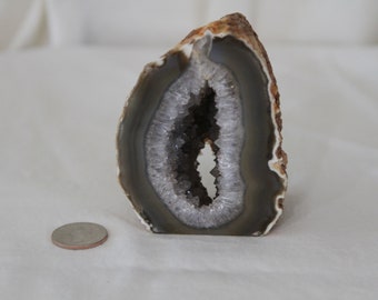 Beautiful Agate Quartz Geode - Shipping Included Crystal - Home Decor Art - 473 grams