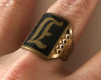 Antique Men’s Signet Ring, Features E