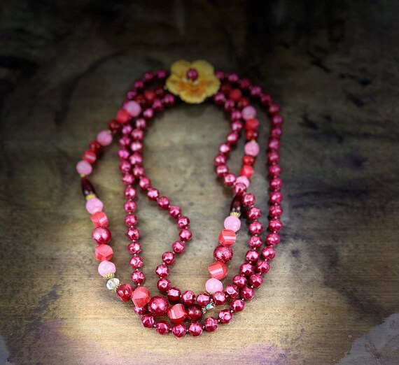 Lucite pink and goldtone necklace - image 3