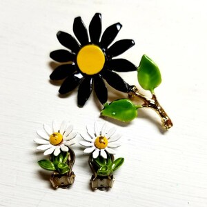 Vintage Daisy Earrings and Brooch Set Black and White Flower