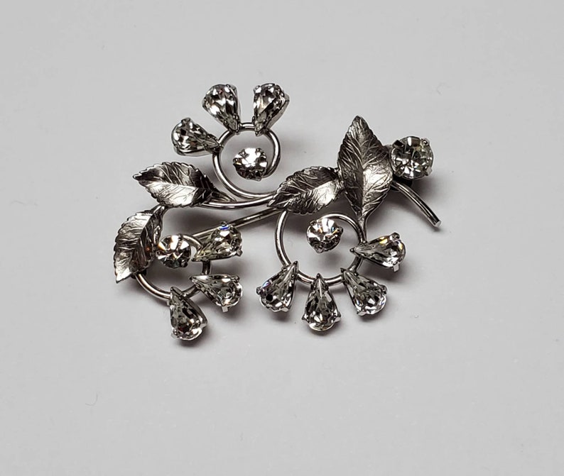 Krementz Brooch Silver Leaf Art Nouveau Clear Rhinestones 1.5 Inches