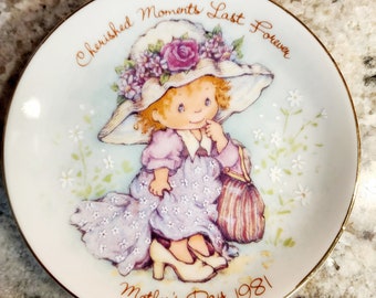 Avon Mother's Day Plate 1981 Cherished Moments with Easel and Original Box