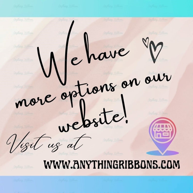 Pu&ograve; includere: Grafica digitale con il testo "We have more options on our website! Visit us at WWW.ANYTHINGRIBBONS.COM". Lo sfondo &egrave; un lavaggio ad acquerello rosa e pesca con un bordo blu.