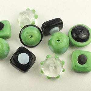5-Lampwork gestippelde kubussen of rondes, meervoudig lampwork-glas, groene en zwarte glazen kralenset, unieke lampworked kralen, 111 Ships USA