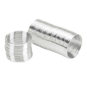 Peut inclure: Deux tubes métalliques argentés et flexibles. L'un est enroulé en forme d'anneau, l'autre est un tube cylindrique plus long. Les deux ont une texture ondulée, reflétant la lumière. Ce sont probablement des composants pour la ventilation ou la tuyauterie.