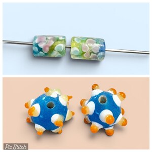 Può includere: Due set di perline di vetro fatte a mano. La fila superiore presenta due perline cilindriche con una base traslucida e motivi floreali colorati. La fila inferiore mostra due perline sferiche blu con pois bianchi e sporgenze arancioni.