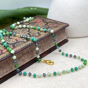 Ras de cou en perles de cristal tons verts colorés, petit collier délicat de perles de verre en cristal, chaîne de plage d'été en couches minimaliste