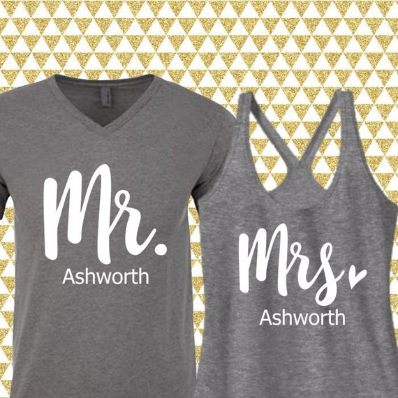Mr avec et Mme Shirts personnalisé avec Mr le nom. Graphiques en blanc. Chemises de lune de miel. Chemises de jeunes mariés. Cadeau d’anniversaire. Cadeau de mariage. (12166) 46a9a0 Mr avec et Mme Shirts personnalisé avec Mr le nom. Graphiques en blanc. Chemises de lune de miel. Chemises de jeunes mariés. Cadeau d’anniversaire. Cadeau de mariage. (12166) 46a9a0