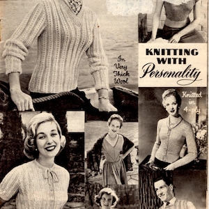 Könnte beinhalten: Ein Vintage-Magazincover mit Frauen, die gestrickte Pullover tragen. Der Titeltext lautet "Knitting With Personality" und "Knitted in 4-ply".