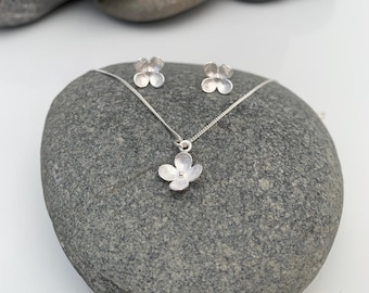 Buttercup Schmuckset. Blumen Ohrringe. Blumen-Halskette. Silber Blumen Halskettenset . Muttertagsgeschenk. Geschenk für sie. Blumen Schmuck-Set