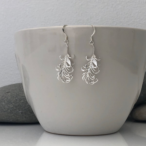 Boucles d'oreilles plumes en argent sterling. Boucles d'oreilles plumes. Boucles d'oreilles longues plumes en argent. Bijoux en plumes. Cadeau fête des mères. Cadeau pour elle