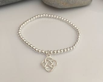 Bracelet noeud celtique en argent sterling. Délicat bracelet noeud celtique en argent. Bracelet extensible en perles de style celtique.