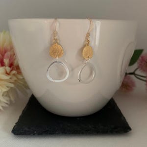 Boucles d&#39;oreilles pendantes en mélange de métaux. Boucles d&#39;oreilles pendantes bicolores. Cadeau pour elle. Boucles d&#39;oreilles pendantes cercle. Boucles d&#39;oreilles en argent et or.