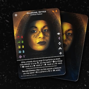 Può includere: Una carta di Star Wars: The Card Game con Barriss Offee, una Padawan in conflitto. La carta ha uno sfondo nero con un ritratto di Barriss Offee al centro. La carta ha il numero 4 nell'angolo in alto a destra e un testo che dice "Mentre una nave amica a distanza 0-2 effettua un attacco, se il difensore è nel suo , puoi spendere 1 per cambiare 1 risultato in un risultato o 1 risultato in un risultato. Controlli ottimizzati: Dopo aver eseguito completamente una manovra, puoi spendere 1 per eseguire una o azione."