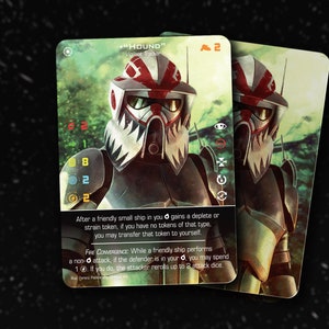 Peut inclure: Une carte de jeu Star Wars: X-Wing Miniatures Game représentant un personnage en armure rouge et blanche avec le texte "HOUND" et "Vigilant Tracker". La carte a un fond noir avec du texte blanc et des icônes.