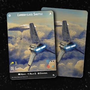 Peut inclure: Une navette de classe Lambda blanche vole dans un ciel nuageux. La carte a un coût de 3, un bouclier de 6 et est étiquetée "Lourde, Relais 2, Stratégique".
