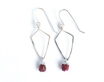 Sterling zilveren Ruby oorbellen, echte Ruby oorbellen, rauwe Ruby Birthstone oorbellen, gehamerd zilveren oorbellen, juli Birthstone cadeau onder de 100