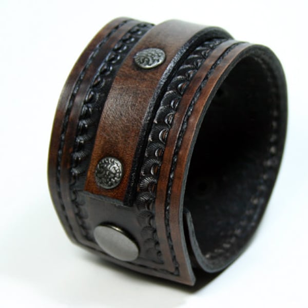 Herren Lederarmband mit strukturierten Nieten. Breite Armspange aus schwarzem Leder mit Antik Nickel Druckknopf!