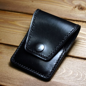 Schlanke Design-Geldbörse aus schwarzem Leder passt problemlos in die Vorder- oder Gesäßtasche / Platz für bis zu 8 Karten in zwei Steckplätzen / Sicherer Schnappverschluss
