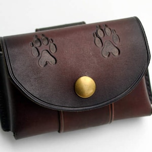 Braune Leder Gürteltasche / Wolf Print Design Gürteltasche / Altoids Blechbeutel mit Gürtelschlaufe und Doppel Wolf Pfotenabdrücken!  Bushcraft Gürteltasche