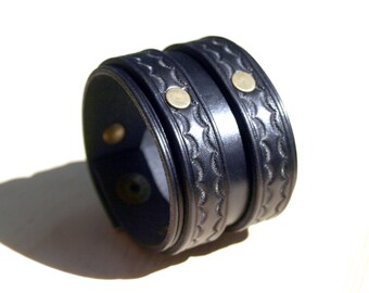 Manchette en cuir noir avec bande western repoussée / Rivets et boutons-pression en laiton / Taille personnalisée en cuir PegCity / Manchette large en cuir noir
