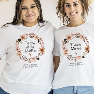 Op de afbeelding: Een witte keramische mok met een zwart handvat en de tekst "But First, Coffee" in een zwarte, handgeschreven lettertype. De mok staat op een wit oppervlak.
